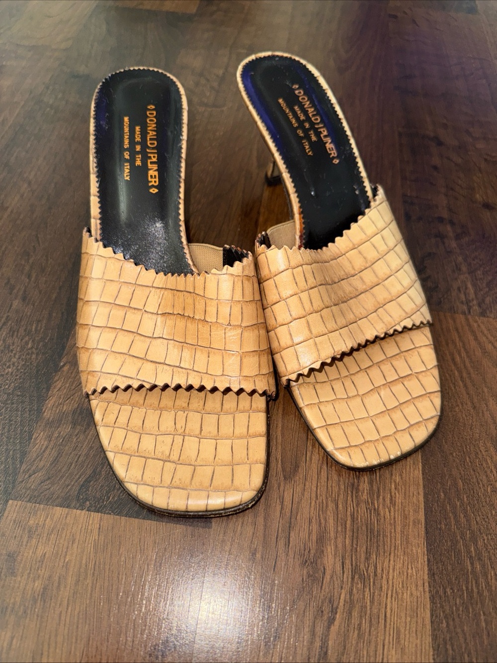 Donald J. Pliner Tan Croc-Embossed Scalloped Slide Mules kitten heel (sz 9.5)